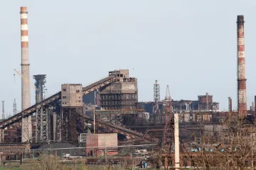 Rusko dál stahuje síly k Ukrajině, uvedl Kyjev. Evakuace z oceláren Azovstal stále probíhají