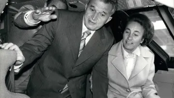 Nicolae Ceaușescu s chotí Elenou v helikoptéře během návštěvy Velké Británie v červnu 1978