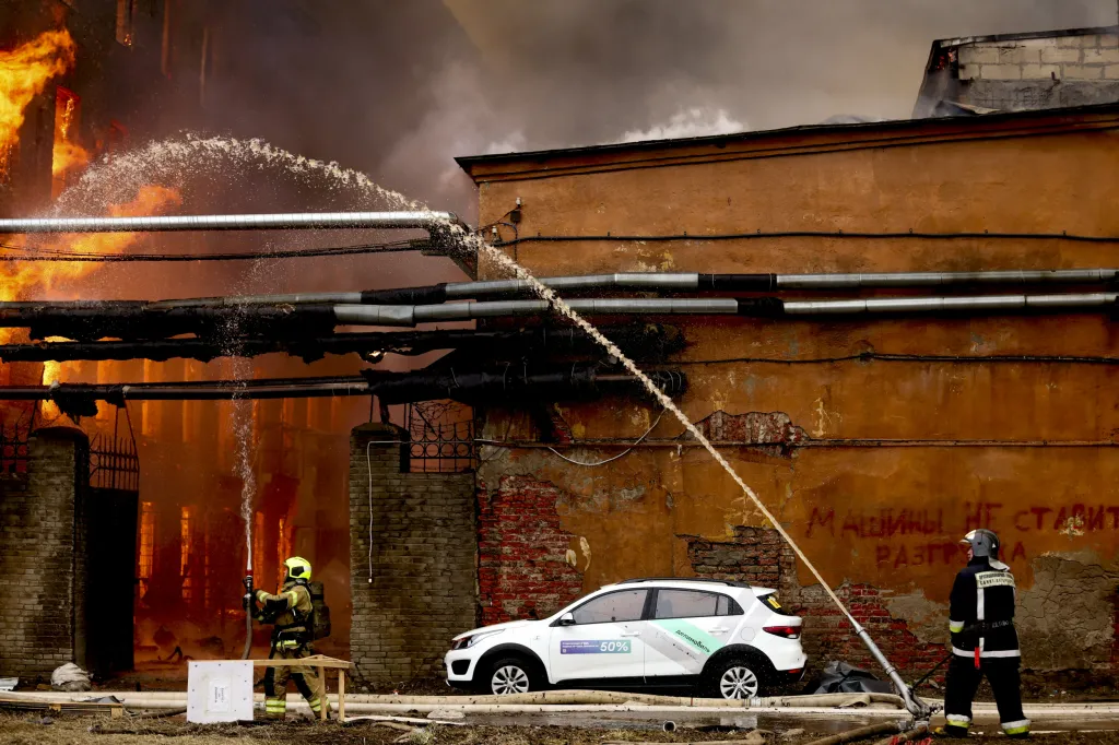 Velký požár textilní továrny v ruském Petrohradu se rozšířil na plochu deset tisíc metrů čtverečních