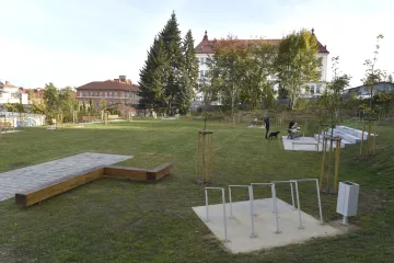 Vyhořelá vojenská jídelna po třiceti letech zmizela z Kraví hory. Na jejím místě vznikl park