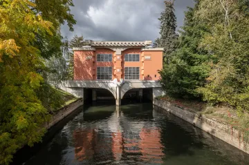 „Jako na nádvoří renesančního paláce v Itálii,“ říká historik. Unikátní hydroelektrárně v Háji je sto let