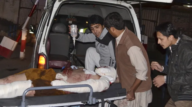 Dobrovolníci pomáhají zraněným po explozi