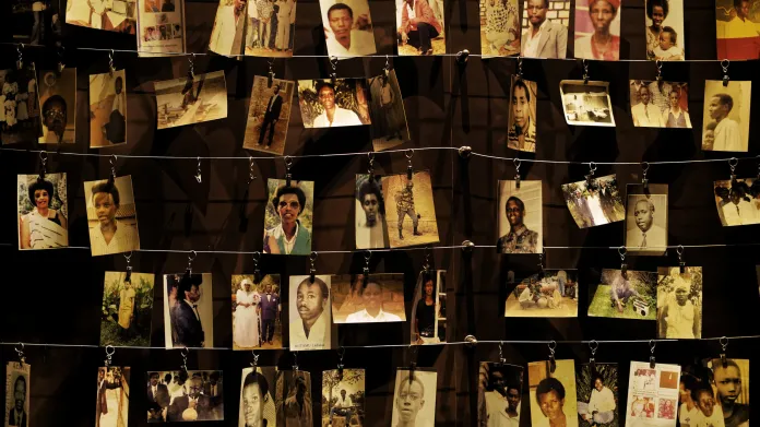 Část památníku rwandské genocidy. Fotografie obětí