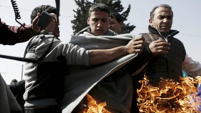 Dva uprchlíci v Idomeni se na protest pokusili zapálit