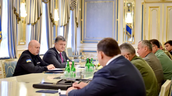 Ukrajinský prezident Petro Porošenko se šéfy bezpečnostních úřadů