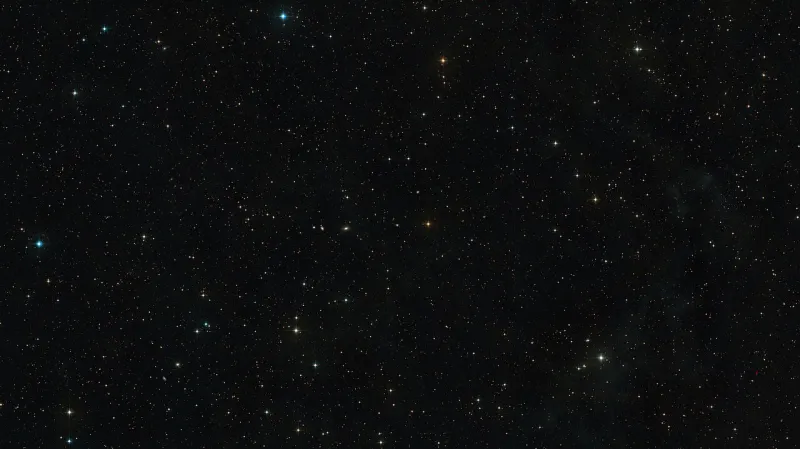 Obloha v okolí záblesku AT2019qiz