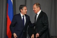 Lavrov chce po Západu záruky nerozšiřování NATO, Blinken varuje Moskvu před agresí