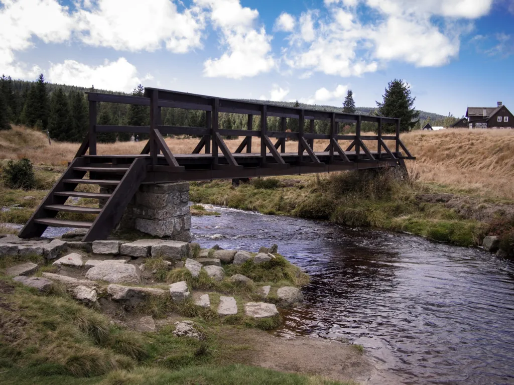 Specifikem lokality je historický výskyt drahých kamenů v štěrkových náplavech říčky Jizerky a jejich přítoků. Ačkoli dávní prospektoři místo velmi důkladně prozkoumali a protěžili, ještě i dnes se dá velmi výjimečně v potocích nějaký ten zirkon, rubín či safír nalézt. Ačkoli se vždy jedná o malinkaté kamínky, láká území celou řadu amatérských hledačů