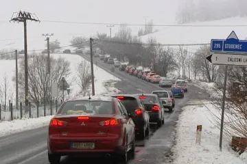 Doprava v Krkonoších dopoledne kolabovala. Odpoledne hlásila policie problémy z Orlických hor