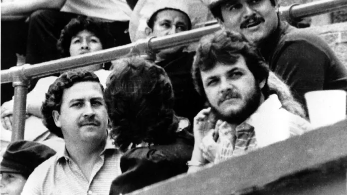 Pablo Escobar (vlevo) v aréně na býčích zápasech v Medellínu (foto z roku 1984)
