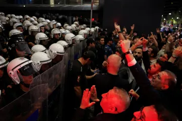 Turecká policie blokuje sídlo opozice, vláda přístup k sociálním sítím