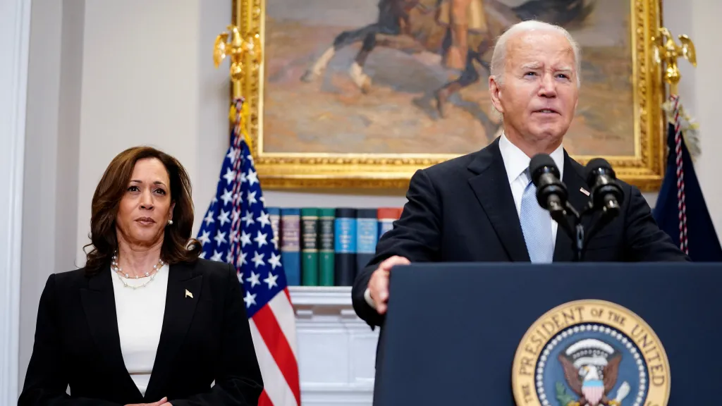 Joe Biden se vyjádřil k vývoji po atentátu, na snímku s Kamalou Harrisovou