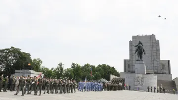 Slavnostní nástup při příležitosti oslav Dne ozbrojených sil