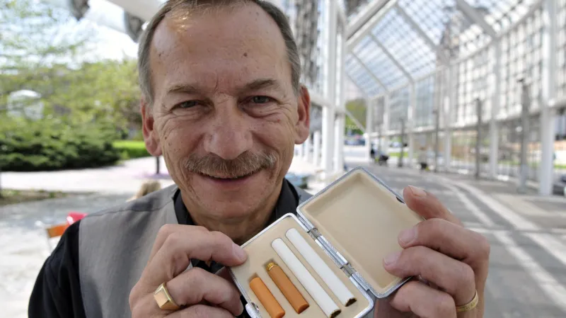 Teplice, Jaroslav Kubera a cigarety k sobě neoddělitelně patřily. Na snímku z roku 2008 ovšem Kubera ukazuje elektronické cigarety, k nimž později již měl výhrady. „Je něco jako robertek. Je příjemná, ale přece jenom to není ono,“ říkal.