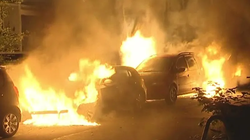 Hořící auta v berlínských ulicích