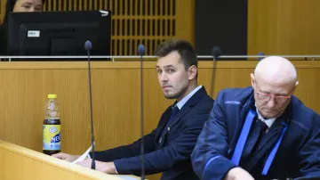 Řidič tramvaje Daniel Bejvl (vlevo) u Obvodního soudu pro Prahu 10 (17. září 2025)