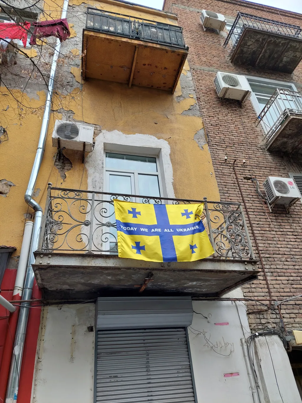 Gruzínská vlajka v ukrajinských barvách s nápisem „Dnes jsme všichni Ukrajinci“