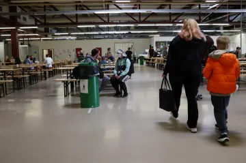 Ukrajinští uprchlíci v Česku většinou pracují, přesto žijí pod hranicí chudoby, ukázal výzkum