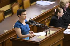 Piráti a ANO kritizují neúčast Stanjury na schůzi o nedůvěře vládě