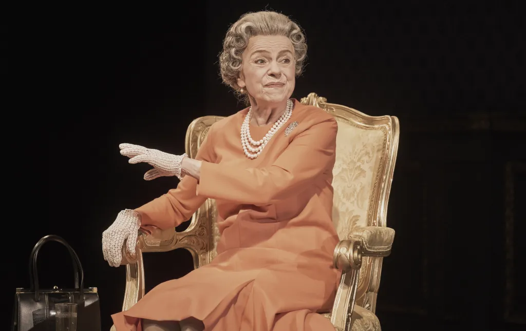 Stále vyprodané je představení Audience u královny, které mělo premiéru v roce 2015 v Národním divadle, kde je Janžurová v angažmá. Ve hře se britská panovnice postupně setkává s premiéry, kteří se vystřídali po dobu její vlády