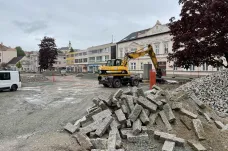 Masarykovo náměstí v Letovicích prochází rekonstrukcí. Dostane novou dlažbu, zeleň i vodní prvek