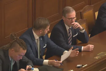 Premiér Fiala při interpelacích hájil korespondenční volbu, odmítl výtky o účelovosti