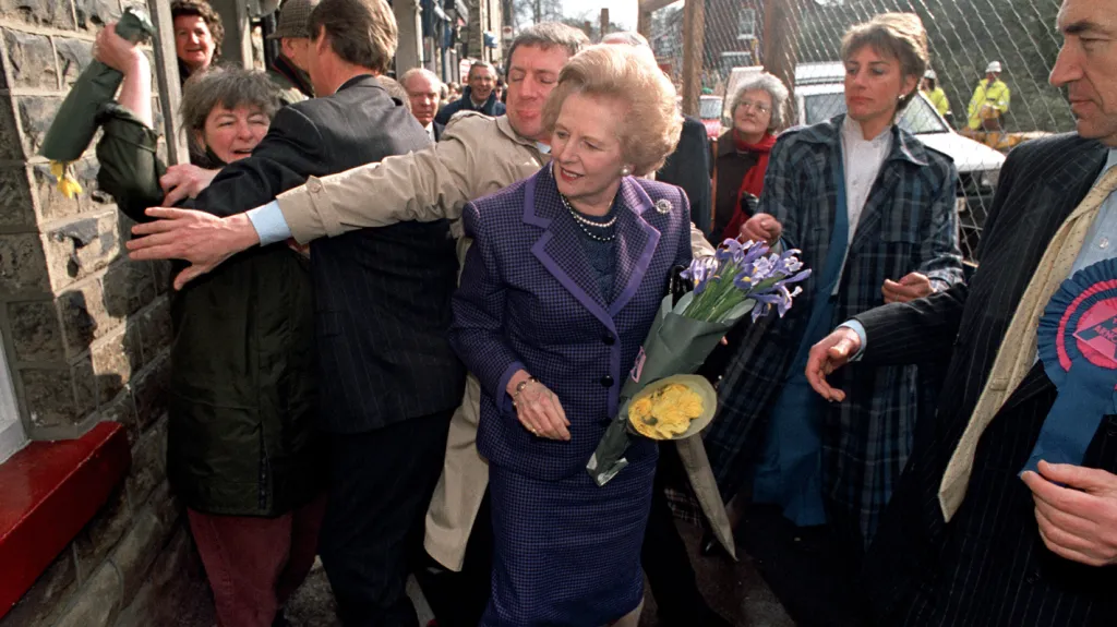 Během návštěvy ve Stockportu v roce 1992 napadla Margaret Thatcherovou jedna žena svazkem květin