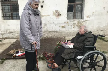 „Pryč s Hitlerem“, psala jedna dívka po zdech, druhá pomáhala partyzánům. Obě spojují vzpomínky na brněnskou věznici gestapa