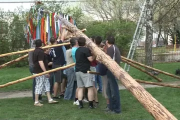 Stavění májky v Okříškách
