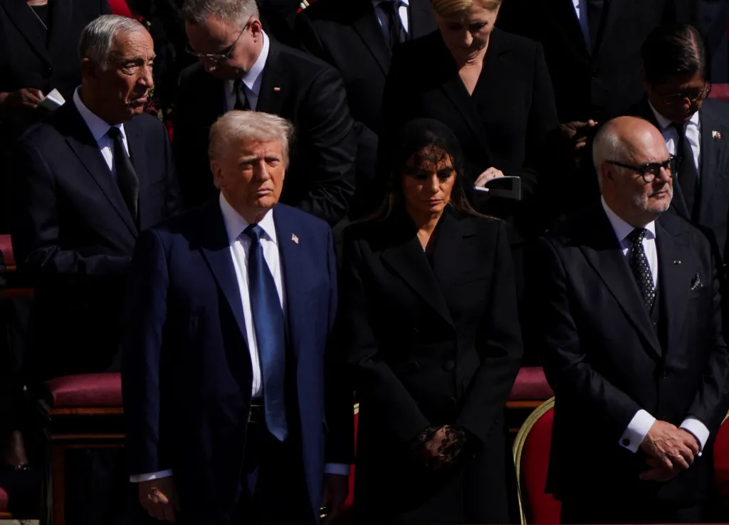 Prezident USA Donald Trump s manželkou Melanií na pohřbu papeže Františka