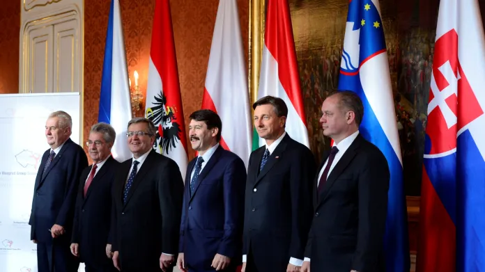 Summit prezidentů zemí V4, Rakouska a Slovinska. Zleva Miloš Zeman, Heinz Fischer, Bronislaw Komorowski, János Áder, Borut Pahor a Andrej Kiska.