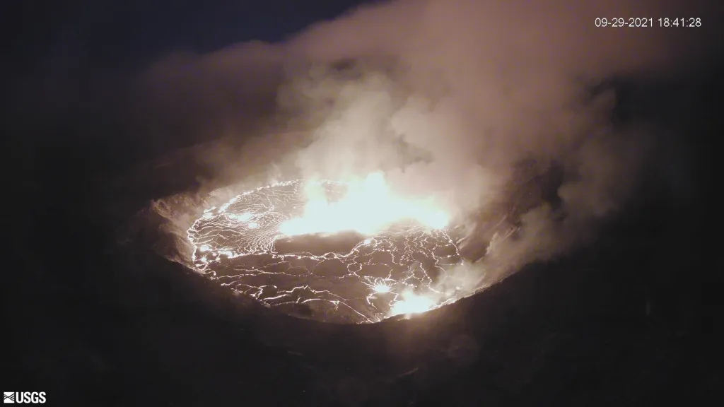 Vědci z  Havajské vulkanické observatoře (HVO) monitorují aktivitu sopky Kilauea v národním parku Hawaii na Havaji již několik let. Snímky ukazují aktivitu vulkánu v rozmezí 29. září až 3. října 2021