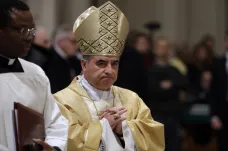 Ve Vatikánu rezignoval kardinál Becciu. Zapletl se do skandálu s luxusními nemovitostmi, tvrdí AP