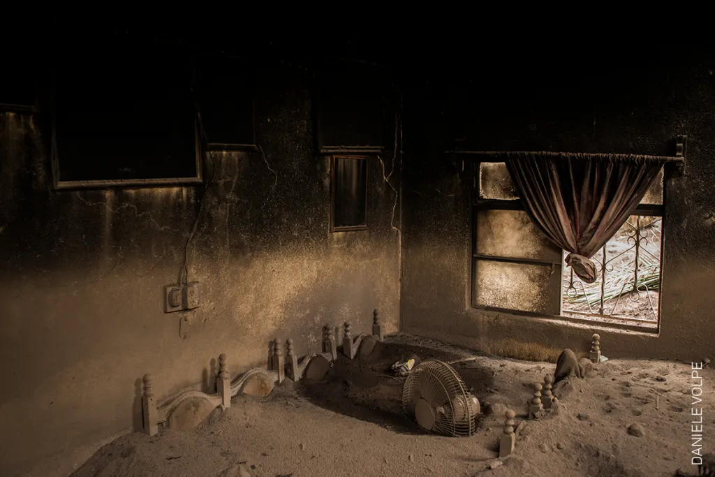 Nominace na vítěznou fotografii v kategorii Reportáž (single): Daniele Volpe – Obývací pokoj opuštěného domu v guatemalském městě San Miguel Los Lotes po erupci sopky Fuego v červnu 2018