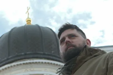 „Není to zbraň, ale lidé, kdo vyhrávají“. Vojenský kaplan sdílí dojmy ze života v ukrajinské přední linii