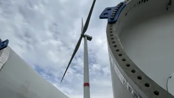 Stavba větrníků v Karpatech na západě Ukrajiny