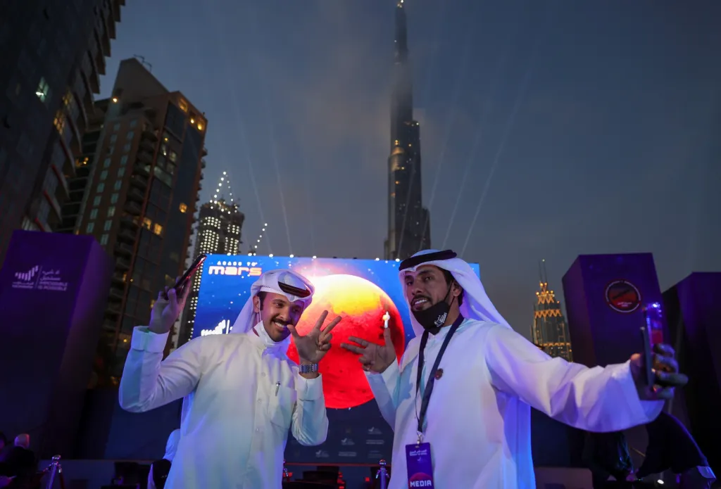 Muži ze Spojených arabských emirátů pózují v Dubaji na akci u příležitosti vstupu sondy Amal na oběžnou dráhu Marsu. Jde o první meziplanetární výpravu arabského státu