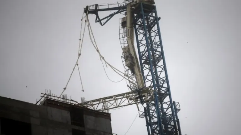 Pohled na zřícenou část jeřábu Zdroj: Reuters