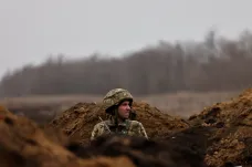 Povolení bojovat na Ukrajině dostalo přes 130 Čechů, píše iRozhlas