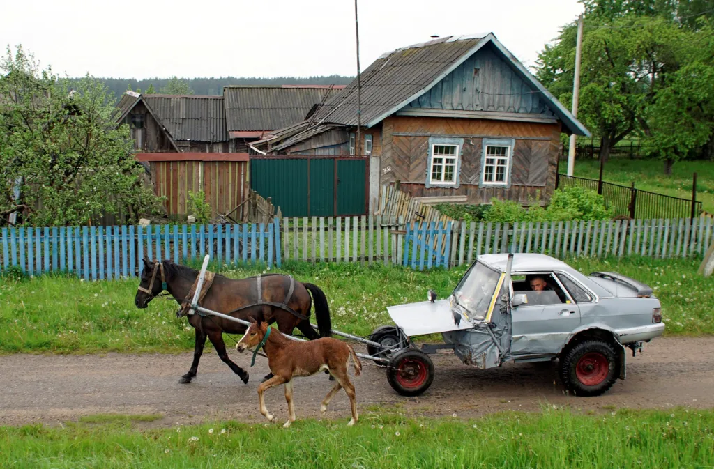 Bělorus Alexej Usikov se nechtěl vzdát svého starého vozu a využil jeho část jako povoz za koně. Vyfoceno ve vesnici Kňazjycy ve východní části Běloruska