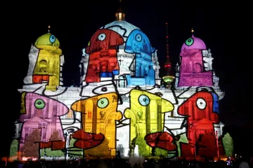 Týden obrazem: Hlídkovací robot, zbití novináři a oranžová armáda