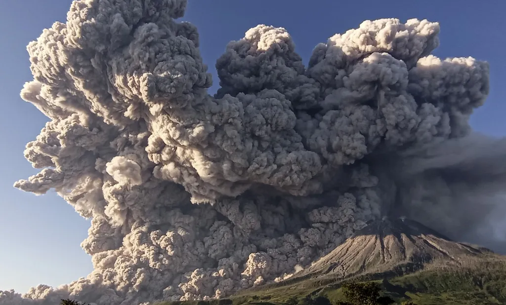 Nad indonéskou sopkou Sinabung se v úterý ráno objevil obří mrak horkého popela. Vystoupal do výšky zhruba pěti kilometrů. Sinabung, která se nachází v oblasti zvané Karo, se naposledy výrazněji ozvala loni v srpnu