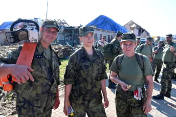 Vláda povolila vojákům, aby pomohli s likvidací škod po tornádu