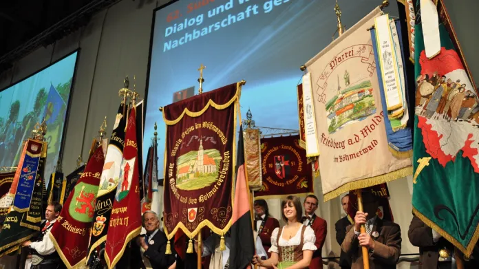 Historické zástavy sudetoněmeckých obcí. Ilustrační foto