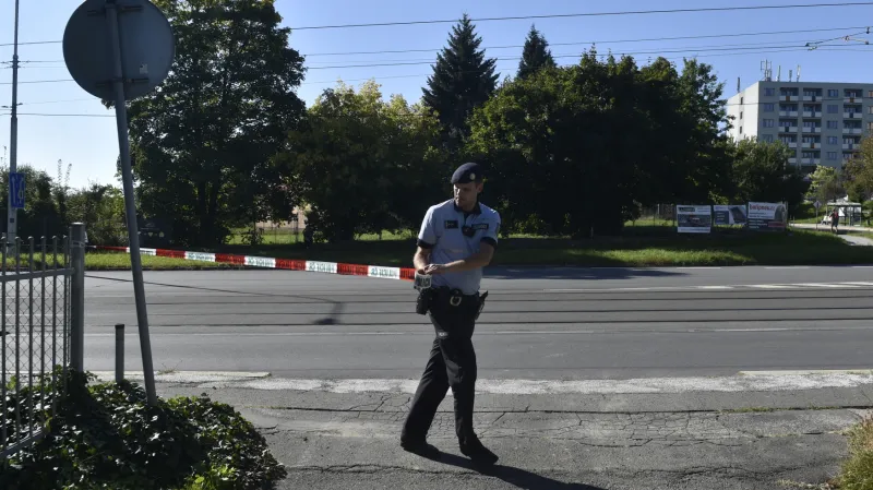 Policista ohraničuje uzavřenou část Poruby páskou