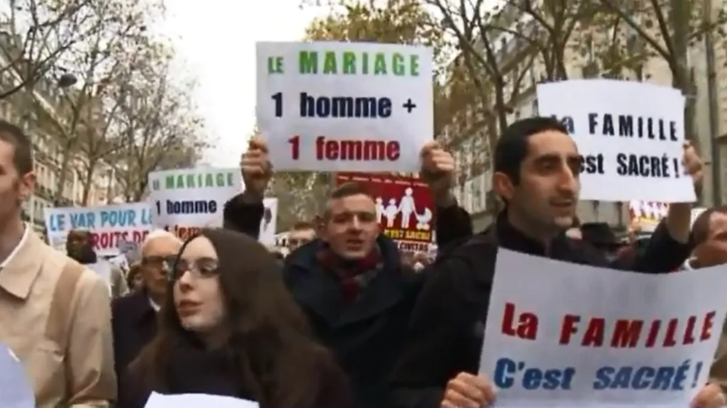 Tisíce Francouzů demonstrovaly proti sňatkům gayů