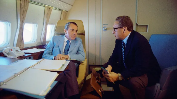 Richard Nixon a Henry Kissinger v letadle na cestě do Číny v roce 1972
