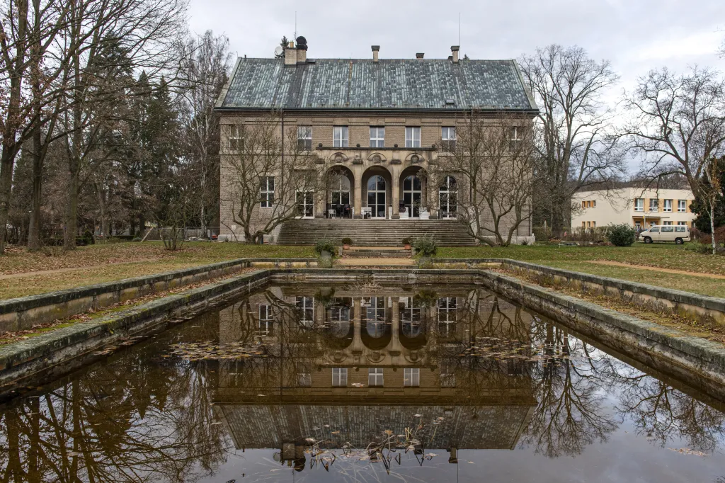 Vila Čerych s přilehlou zahradou patří ke klenotům české předválečné architektury a je chráněnou kulturní památkou. Vila sloužila od roku 1925 jako rodinné sídlo Čerychů