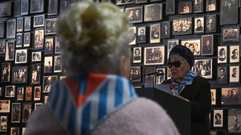 Připomínky obětí holocaustu v muzeu v Osvětimi