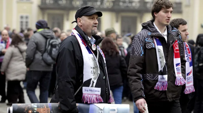 Příznivci Miloše Zemana na Pražském hradě